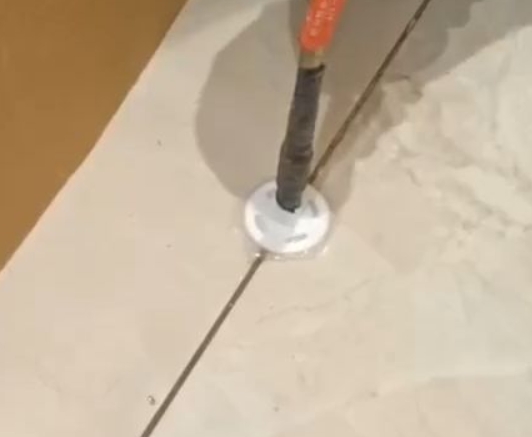 襄汾瓷砖空鼓维修公司专业解答瓷砖在铺贴过程中，如果没有涂抹均匀到位的粘结材料（如水泥砂浆或瓷砖胶），可能会导致以下问题