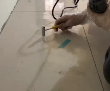 襄汾瓷砖开裂维修公司专业分享瓷砖在铺贴前如果没有沥干水分，将会导致以下问题